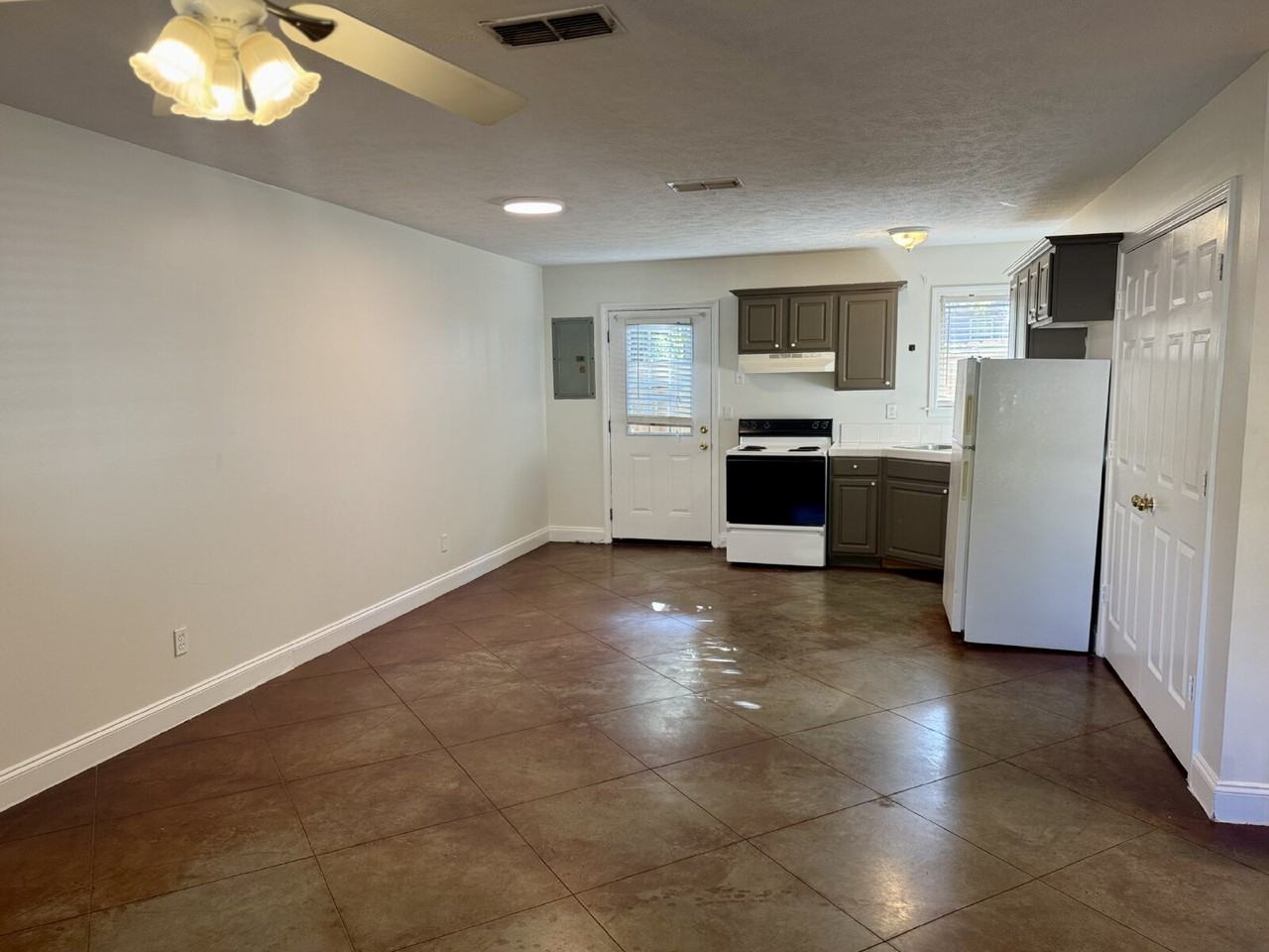 114 W Gillespie St #B - Photo 2 of 10