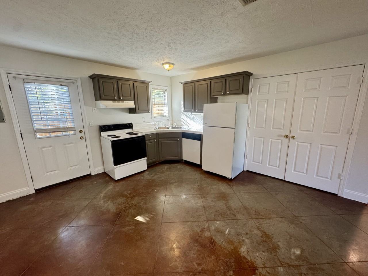 114 W Gillespie St #B - Photo 3 of 10