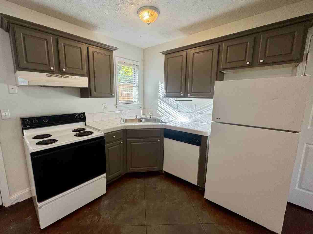 114 W Gillespie St #B - Photo 4 of 10
