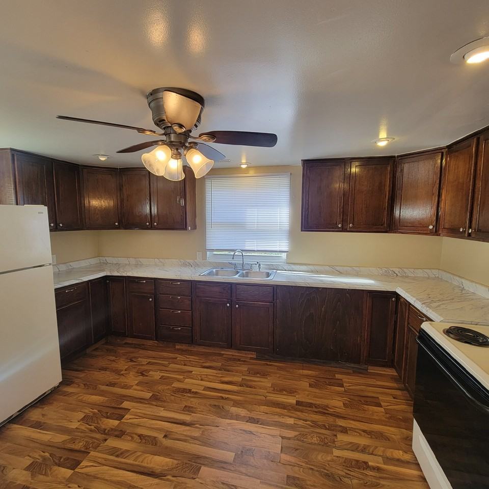 2222 Manhattan Ave - Photo 4 of 6