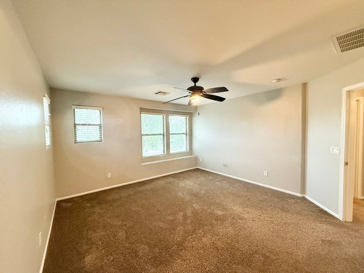 927 S Hawk Ln - Photo 3 of 41