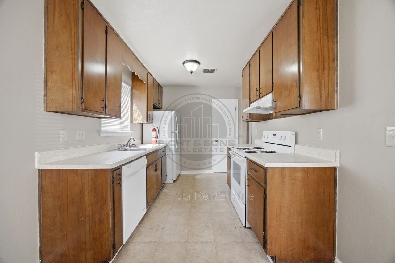 709 Pointe Ct #A - Photo 4 of 16