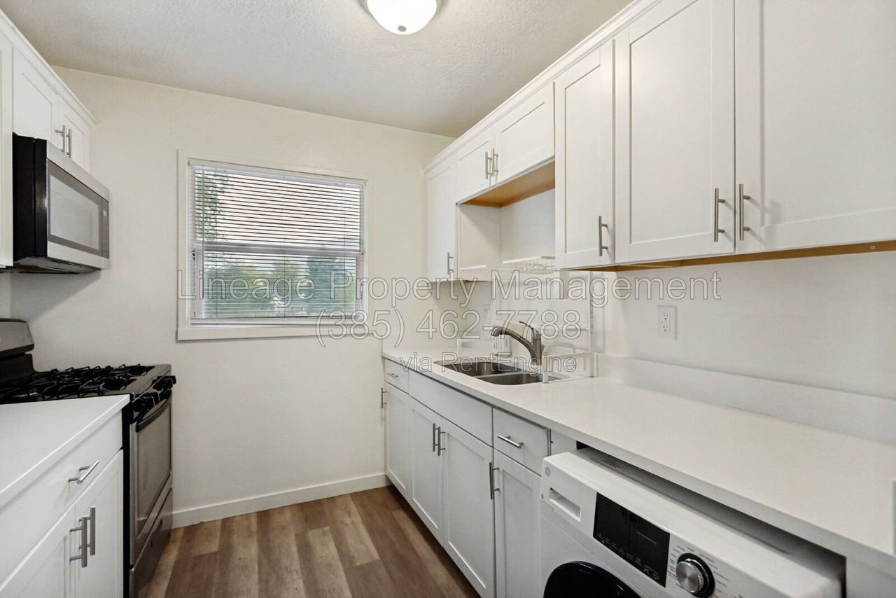 1054 W 1520 N #E - Photo 5 of 20