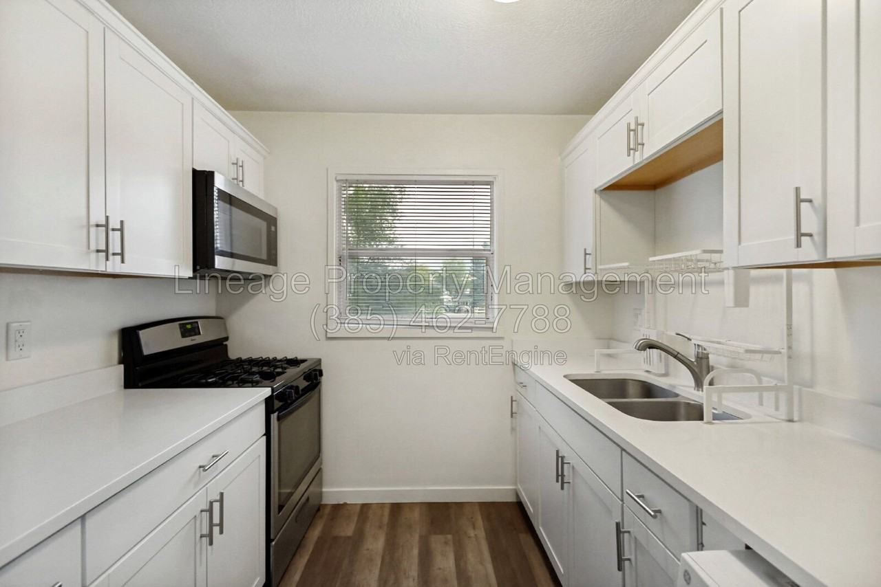 1054 W 1520 N #E - Photo 6 of 20