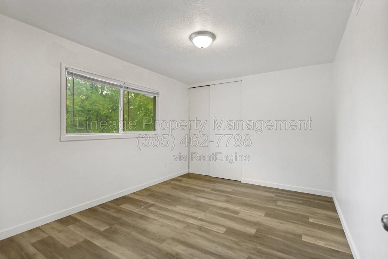1054 W 1520 N #E - Photo 7 of 20