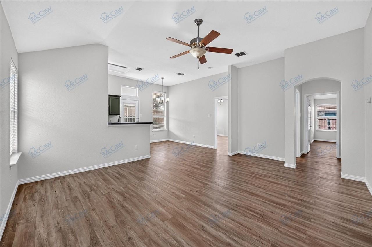 2932 Oakshire St - Photo 2 of 21