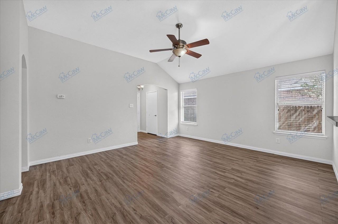 2932 Oakshire St - Photo 3 of 21