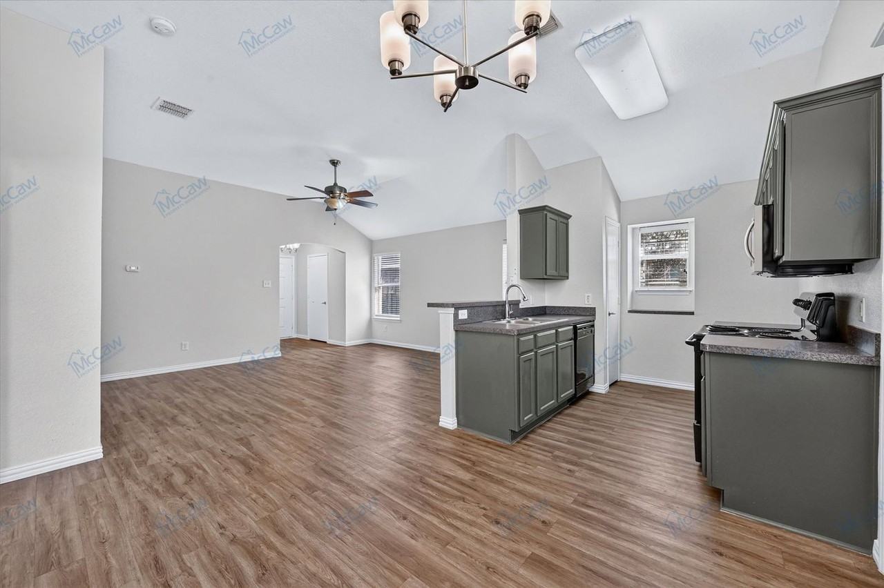 2932 Oakshire St - Photo 4 of 21