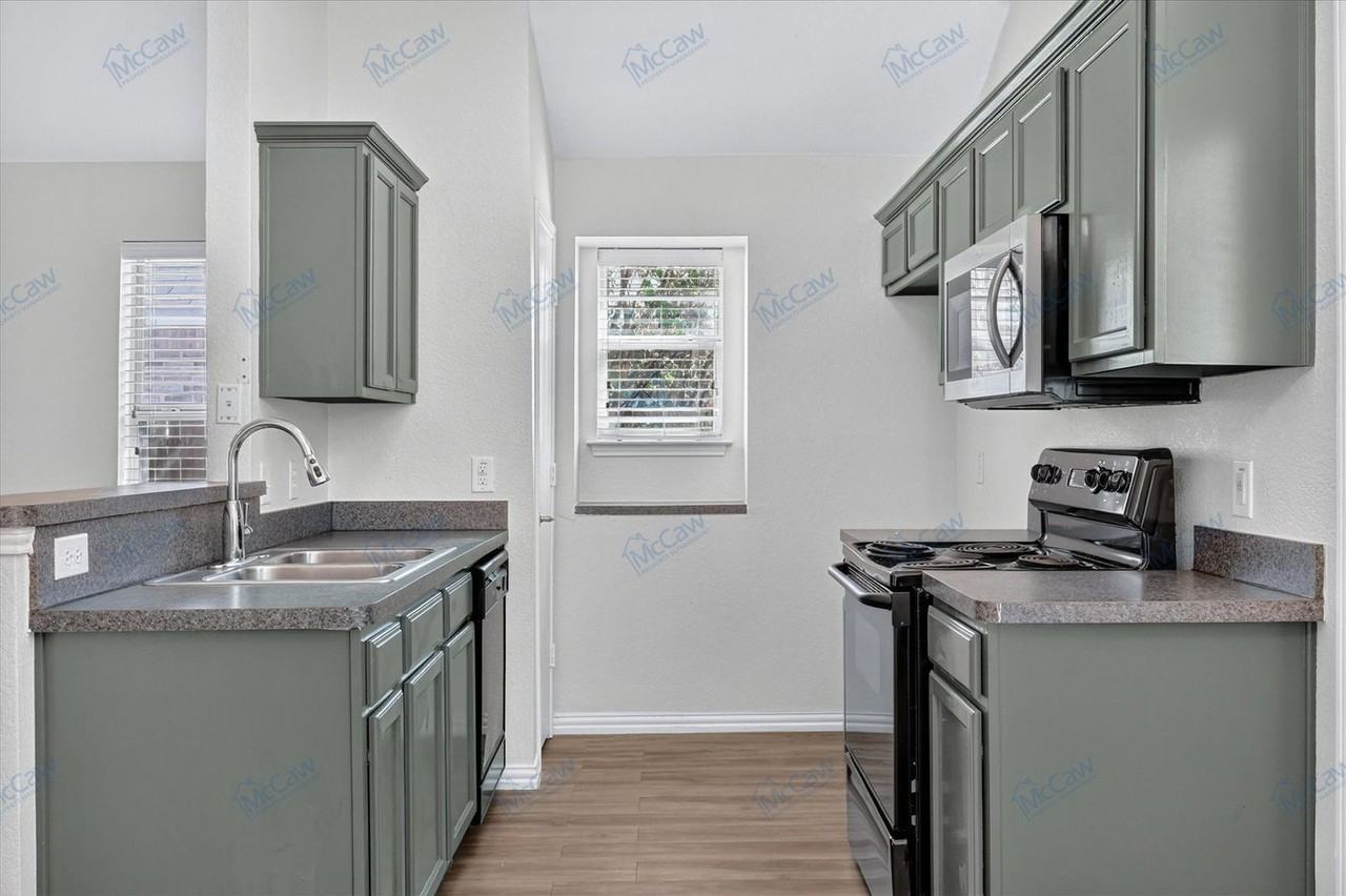 2932 Oakshire St - Photo 6 of 21