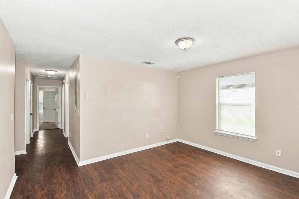 1529 Spearing St - Photo 3 of 16