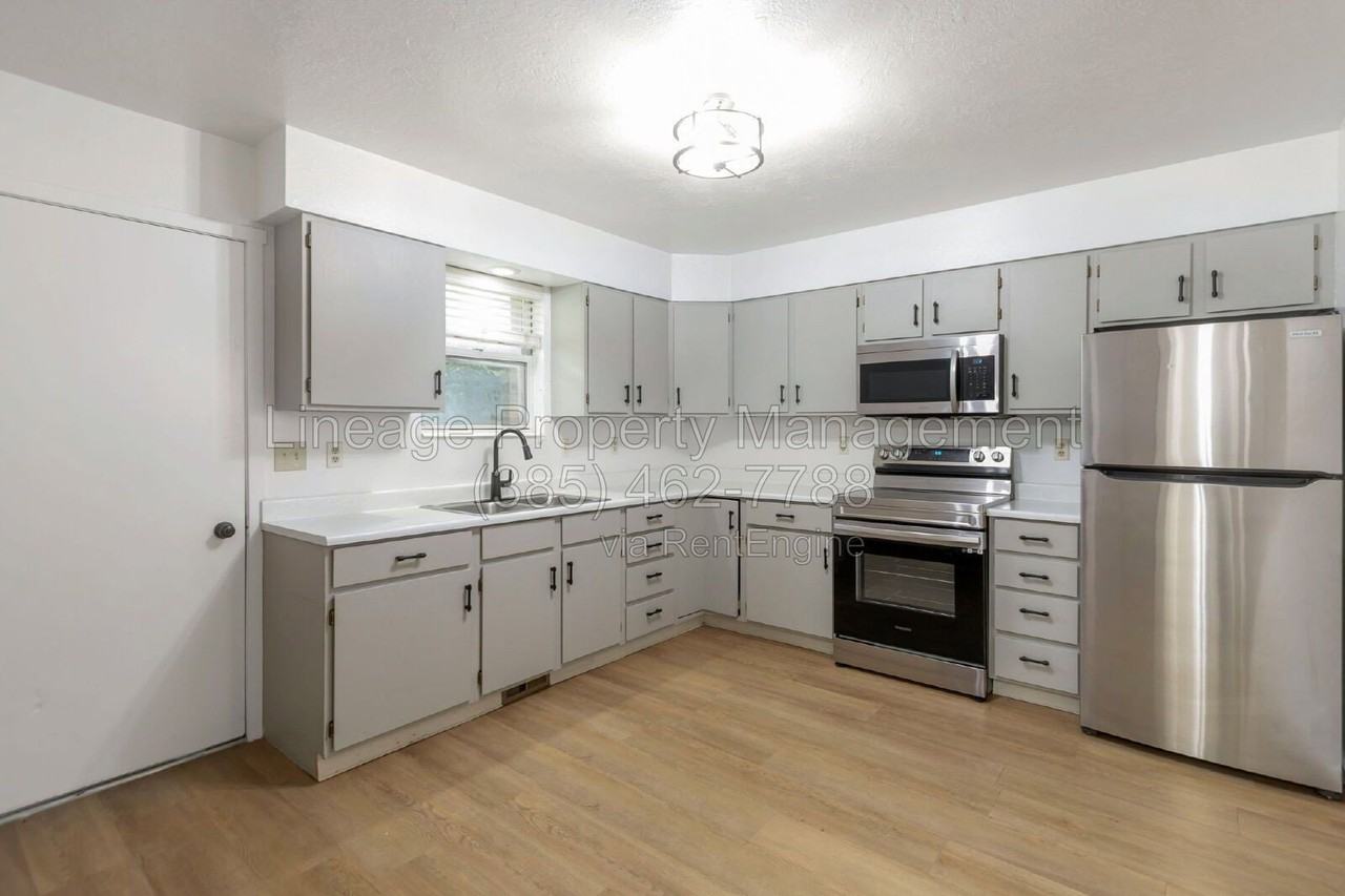 760 N Main St #8 - Photo 7 of 16