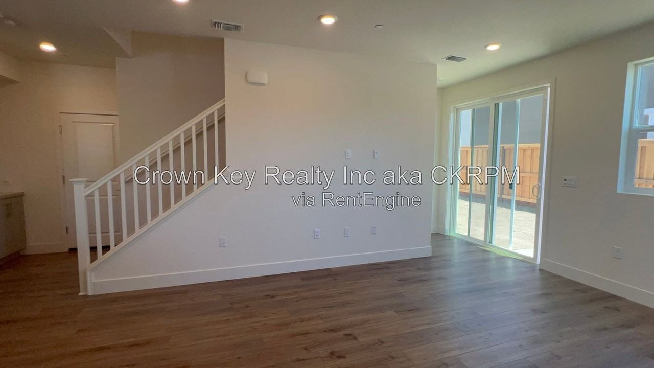 2139 Daimler St - Photo 2 of 36