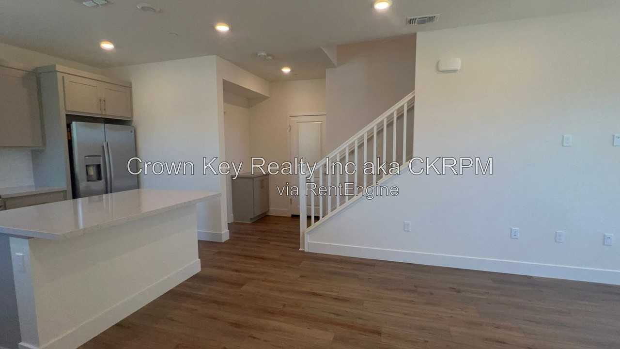 2139 Daimler St - Photo 3 of 36