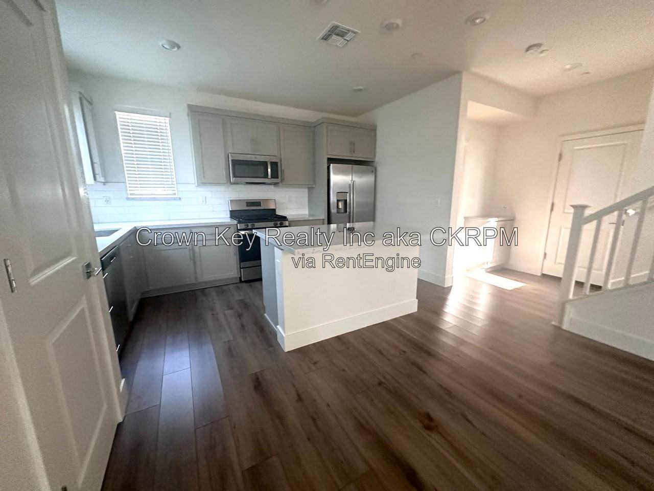 2139 Daimler St - Photo 4 of 36