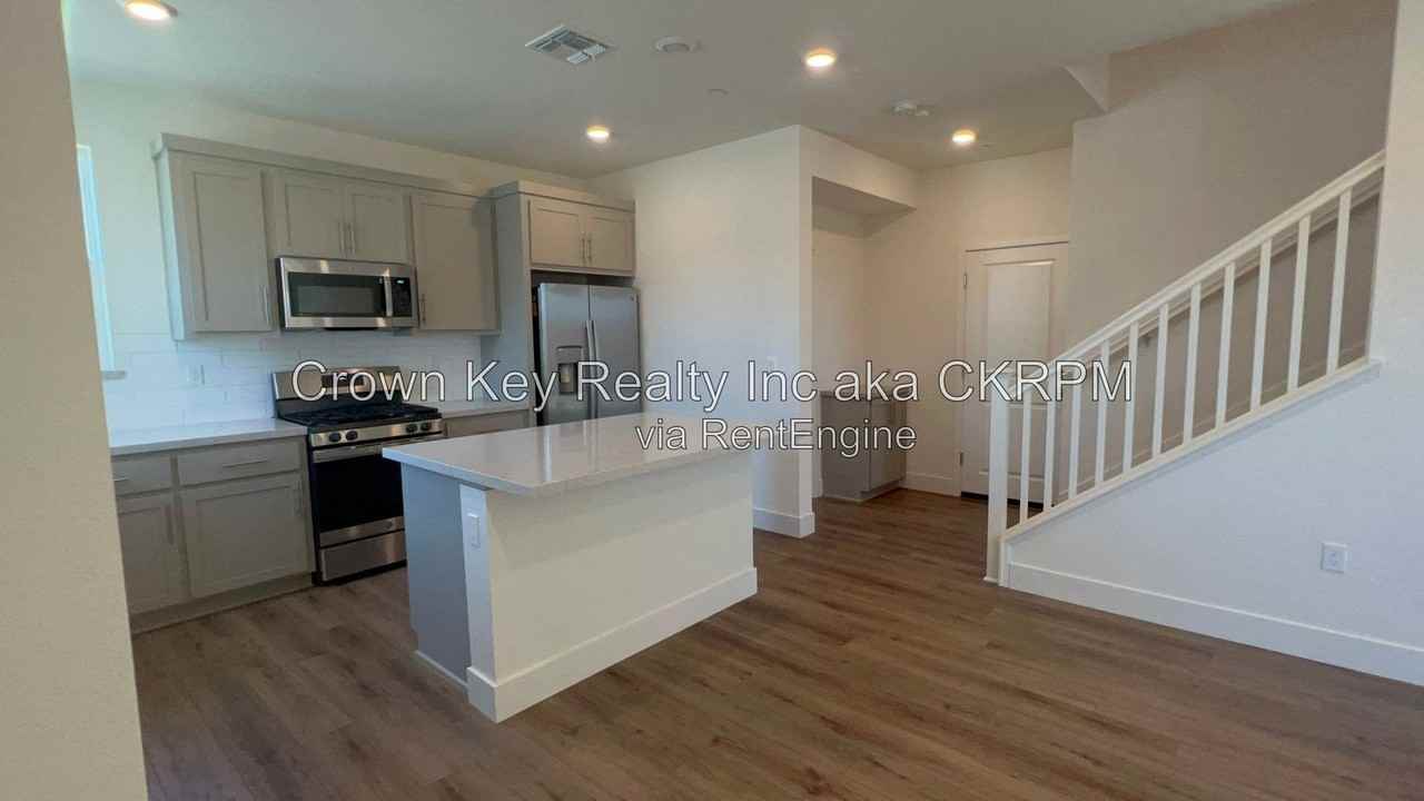 2139 Daimler St - Photo 5 of 36