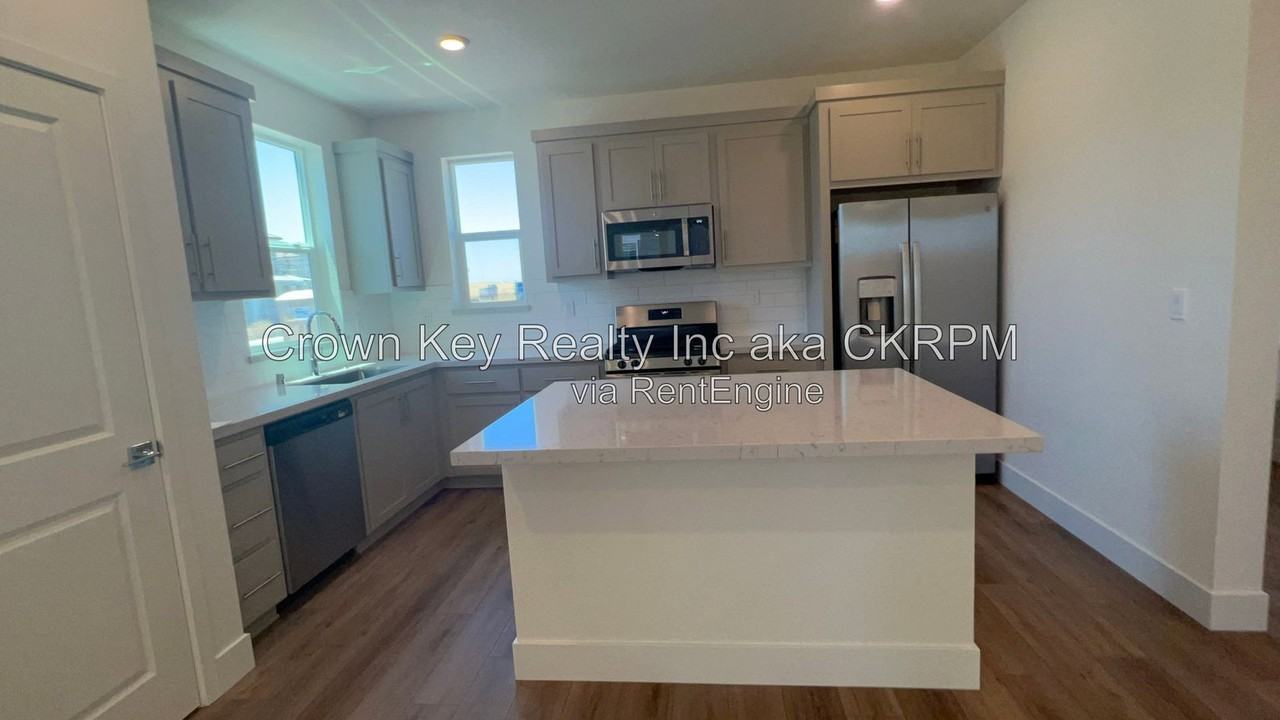 2139 Daimler St - Photo 6 of 36