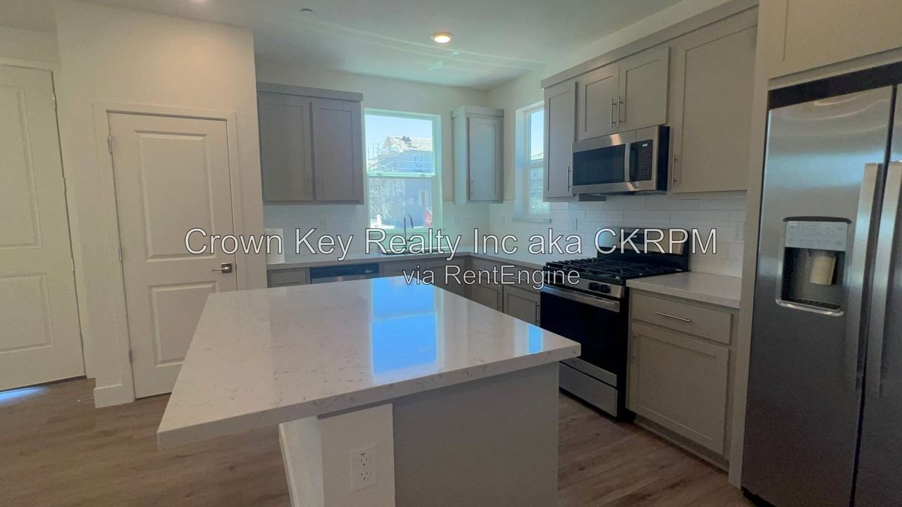 2139 Daimler St - Photo 7 of 36