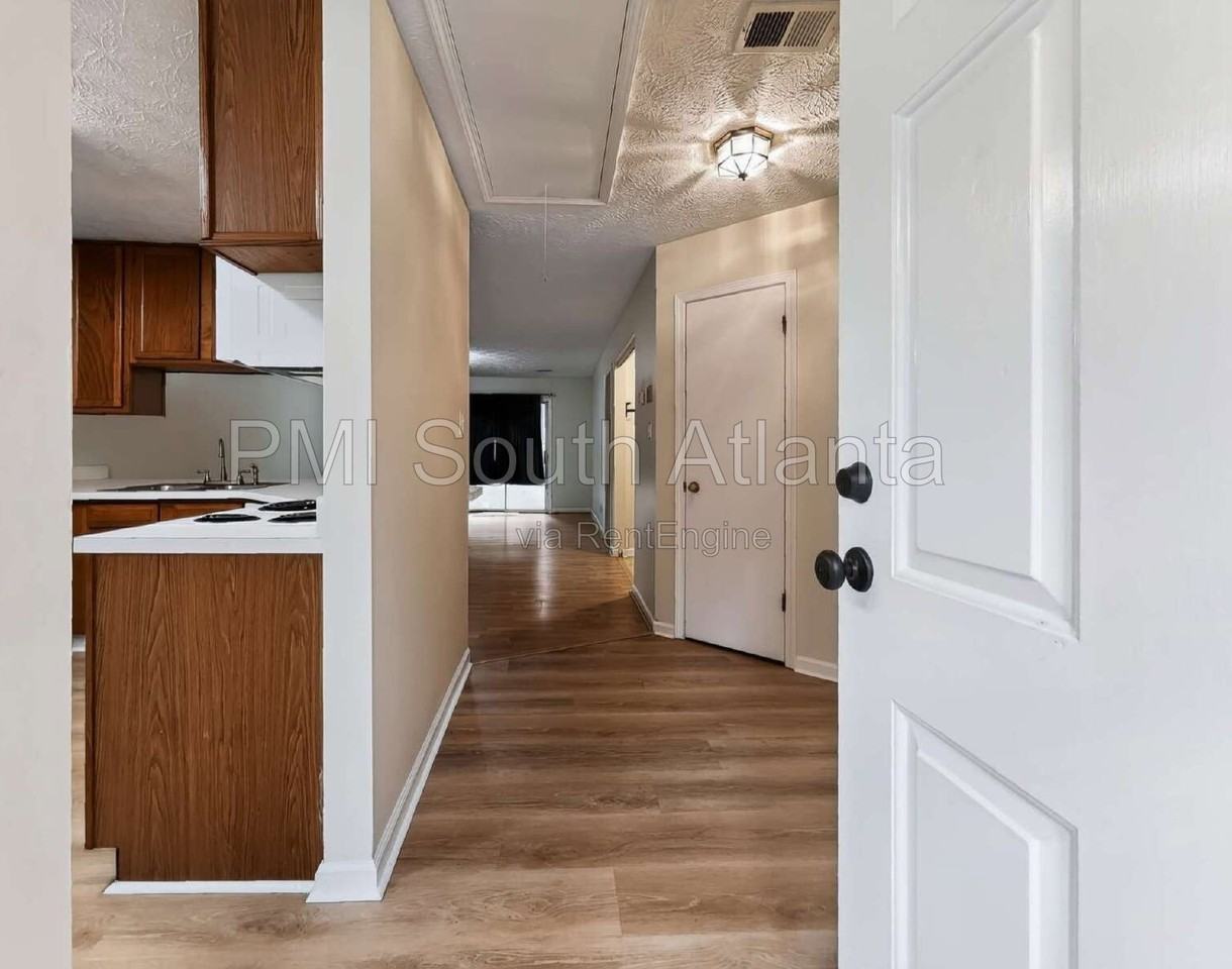 5640 Waterford Ct - Photo 2 of 27