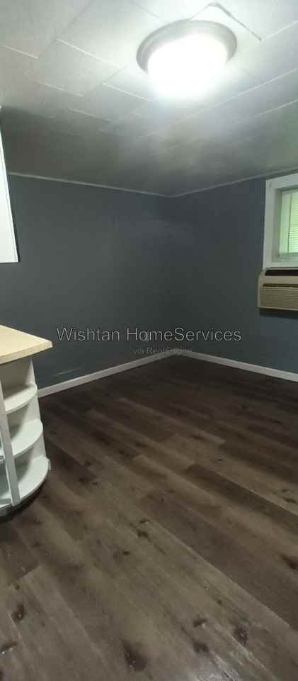 225 S Jackson St #C - Photo 2 of 12