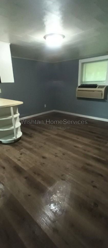 225 S Jackson St #C - Photo 3 of 12