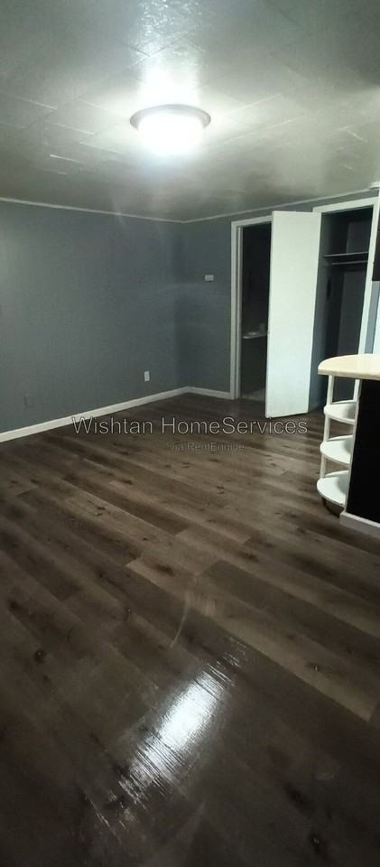225 S Jackson St #C - Photo 4 of 12