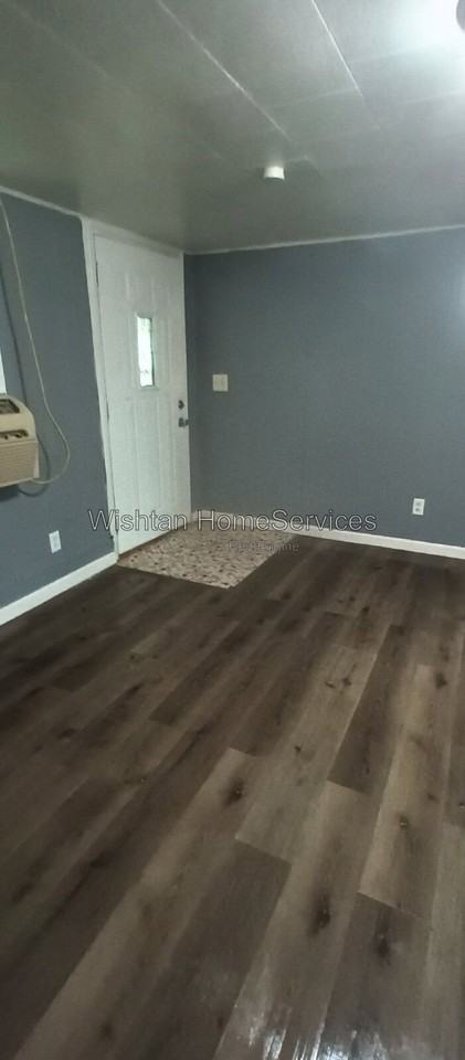 225 S Jackson St #C - Photo 5 of 12