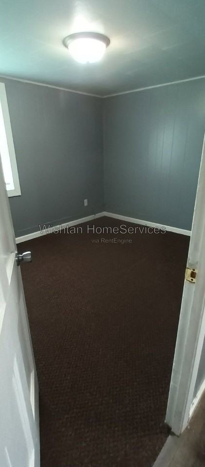 225 S Jackson St #C - Photo 6 of 12
