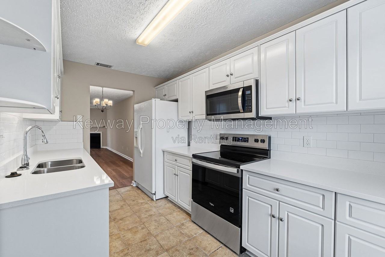 858 Pawley Ct - Photo 4 of 17