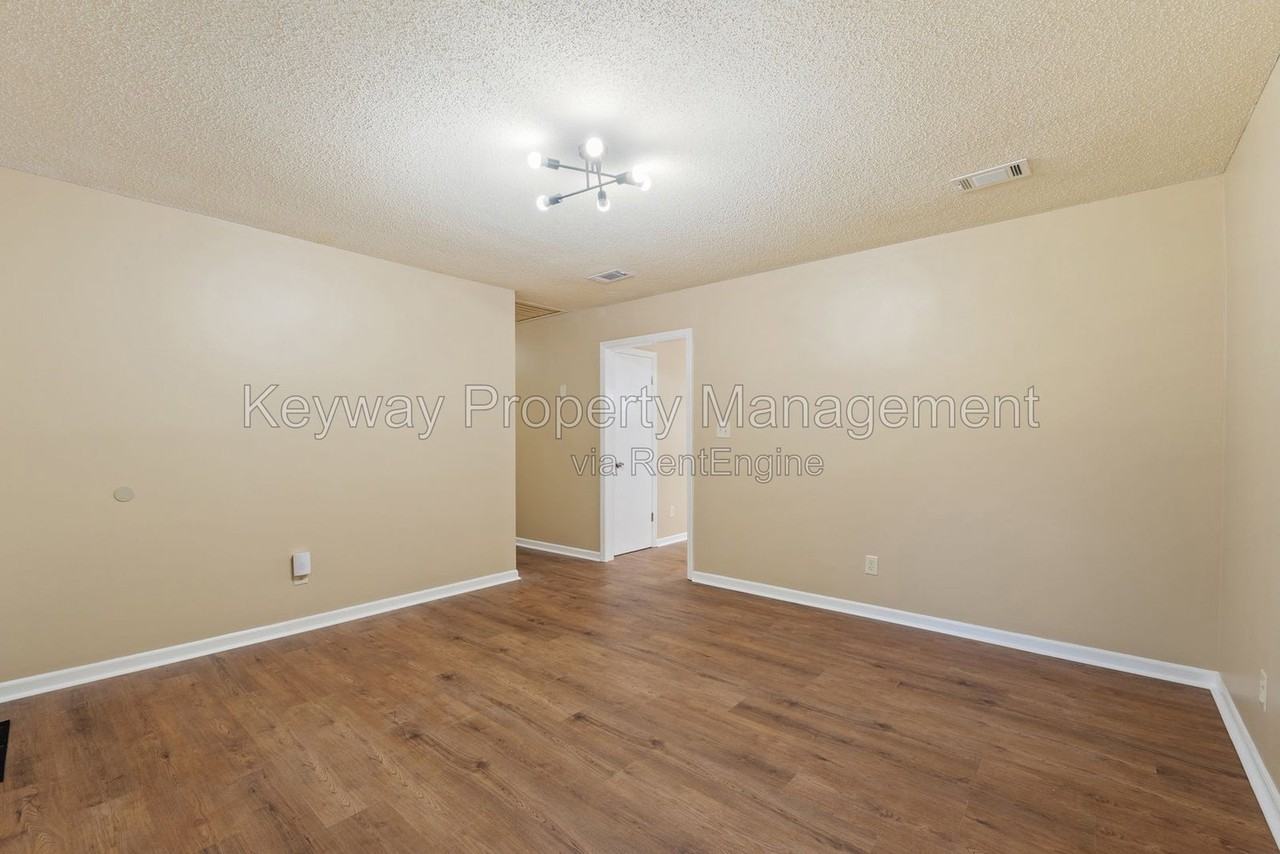 1916 Rock Springs Dr - Photo 4 of 18