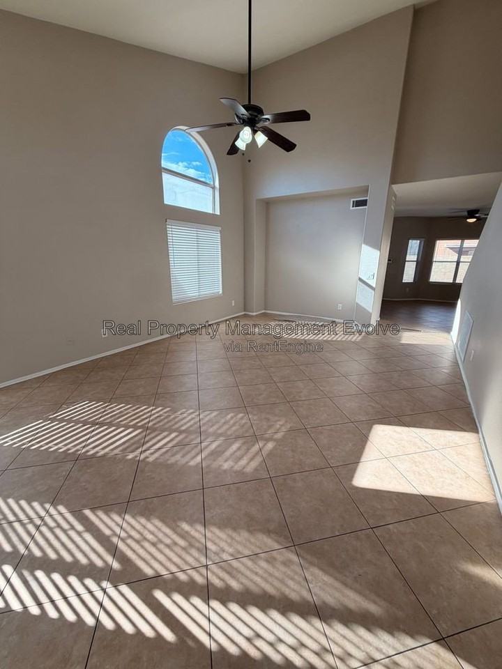 8936 W Cypress St - Photo 5 of 33