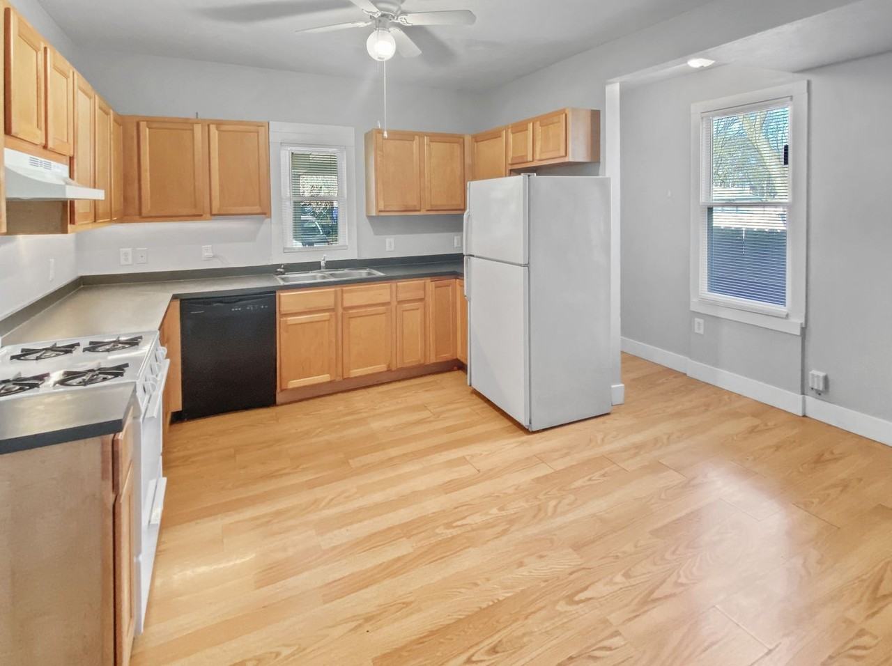 835 Davis Ave Nw #1 - Photo 3 of 8