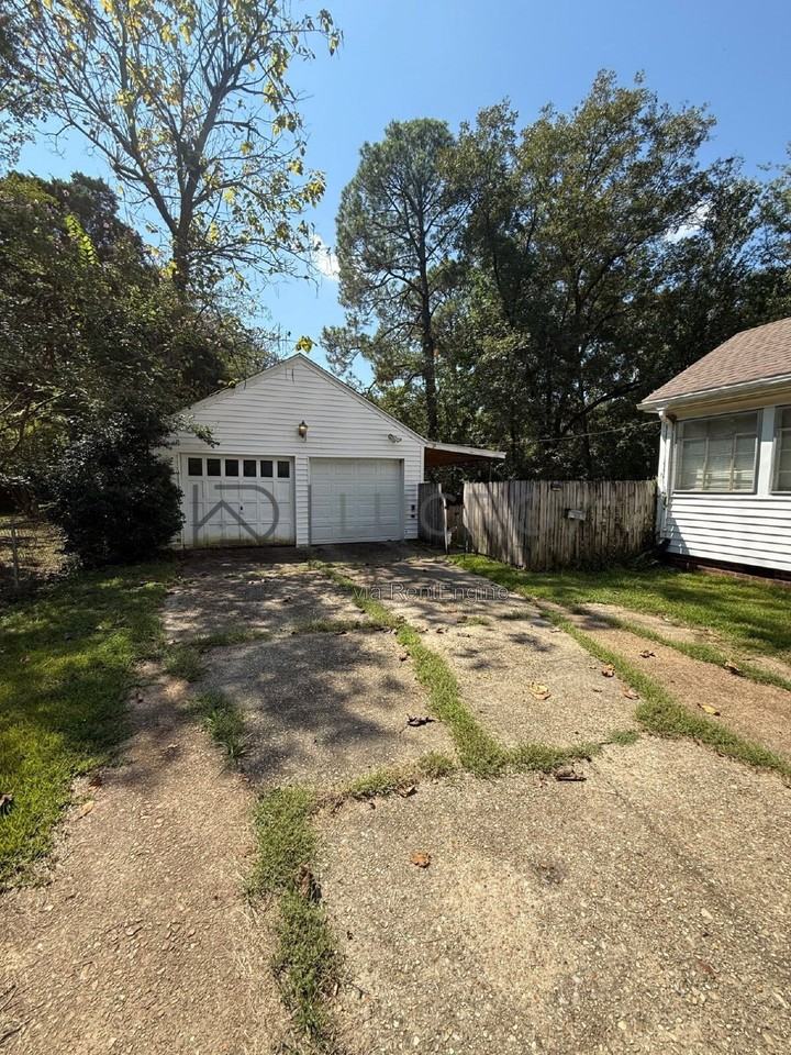 715 Meadowbrook Rd #B - Photo 2 of 10