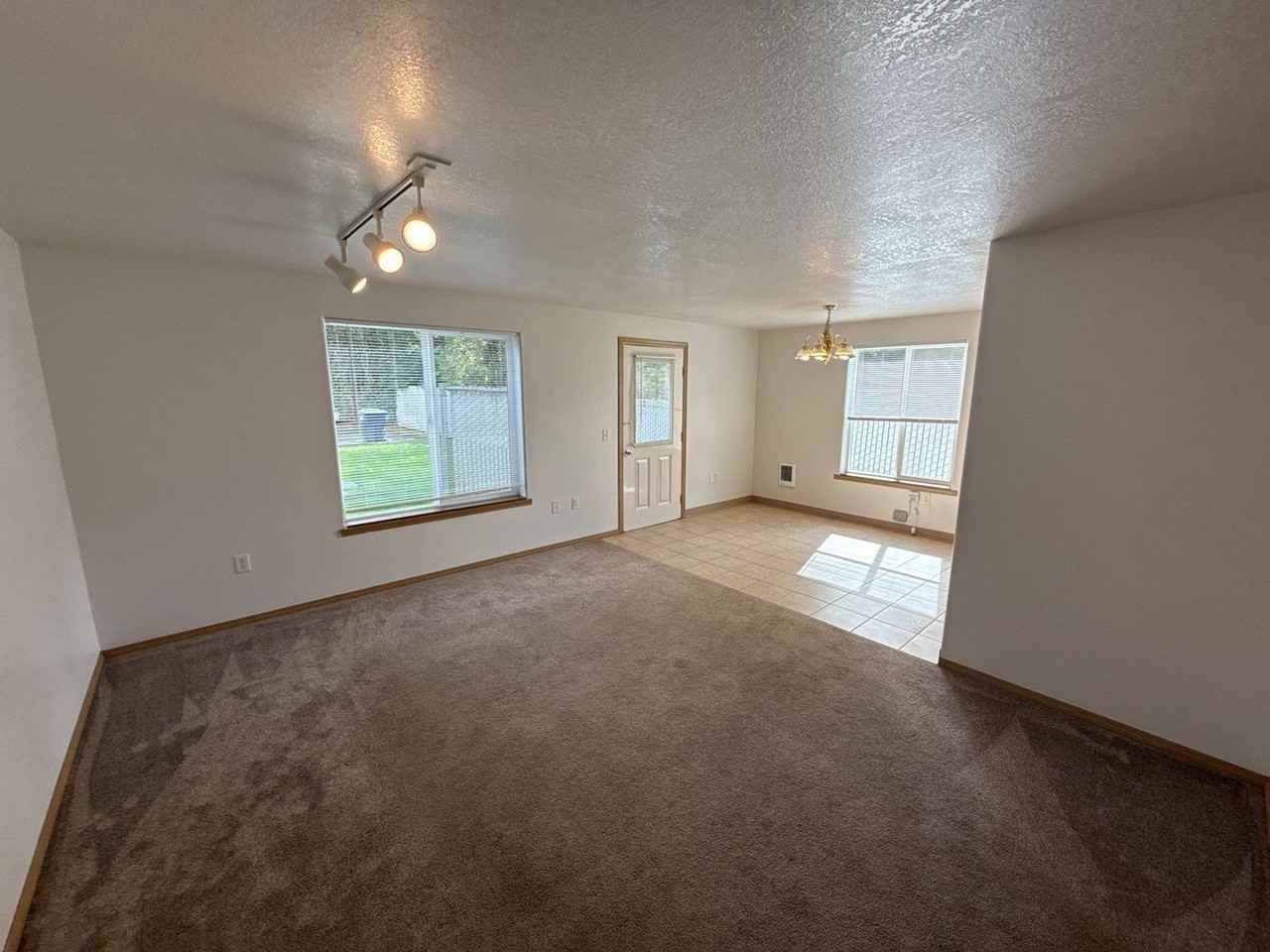140 College St N - Photo 2 of 18