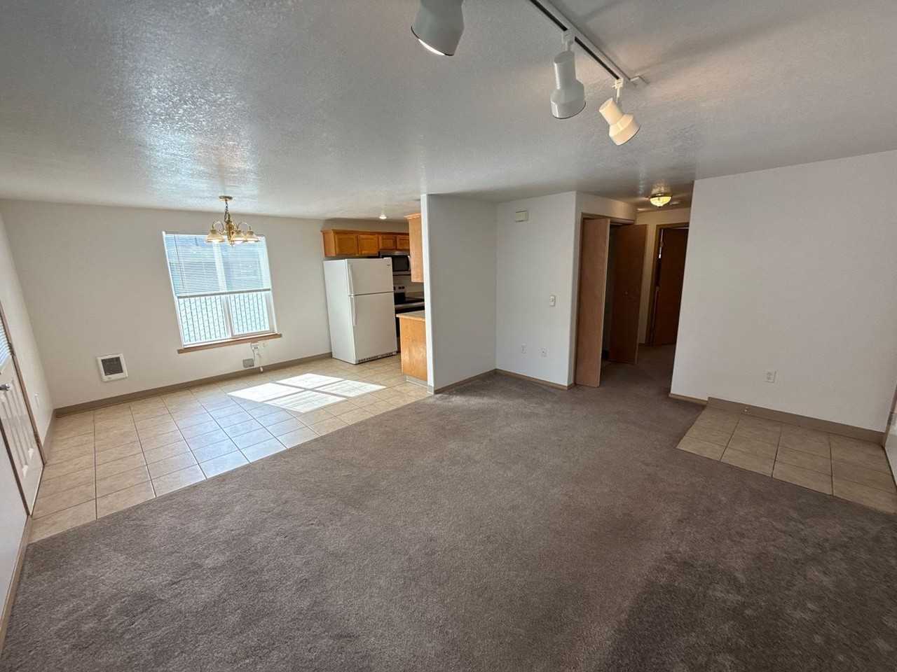 140 College St N - Photo 3 of 18