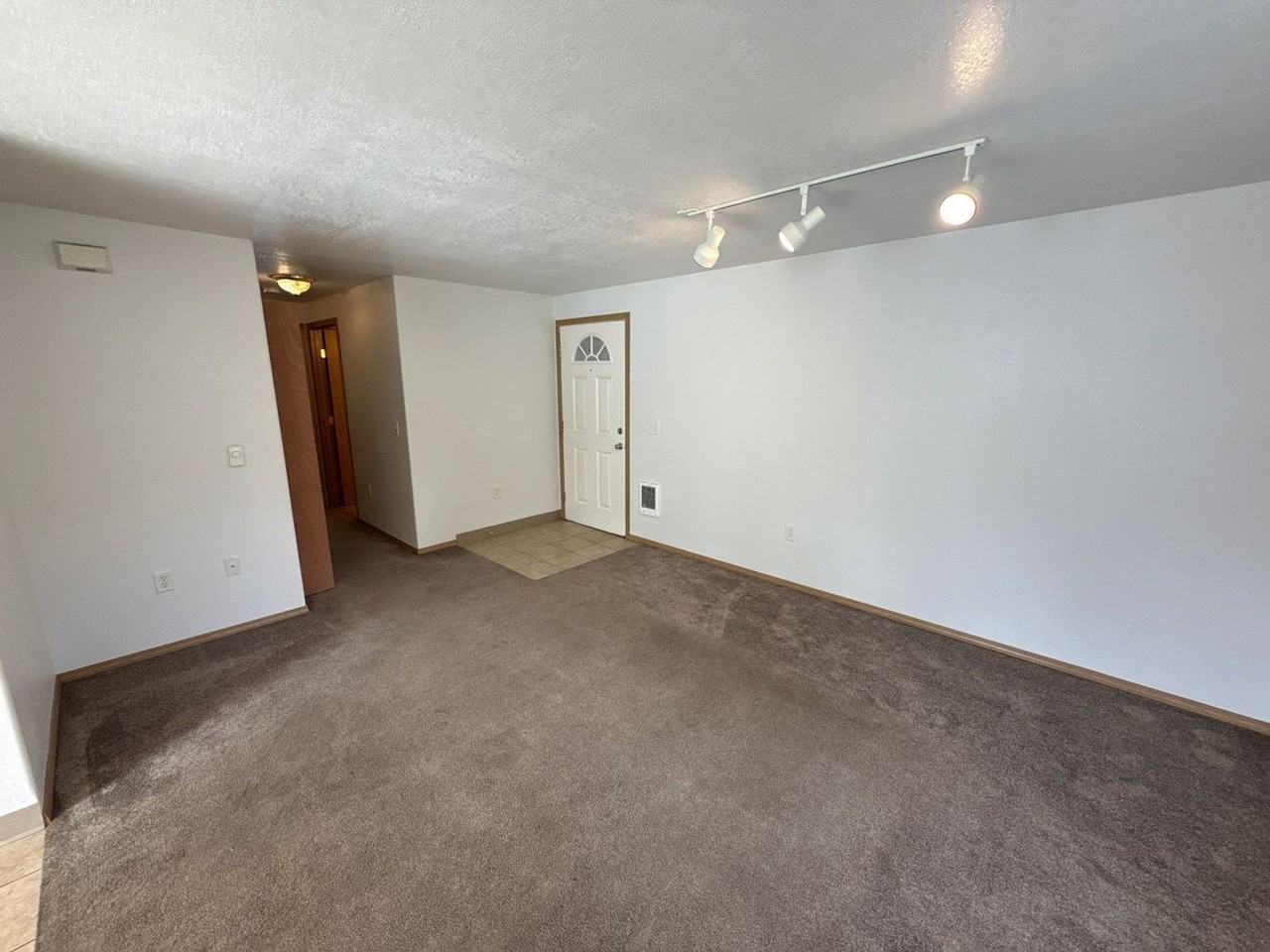 140 College St N - Photo 4 of 18