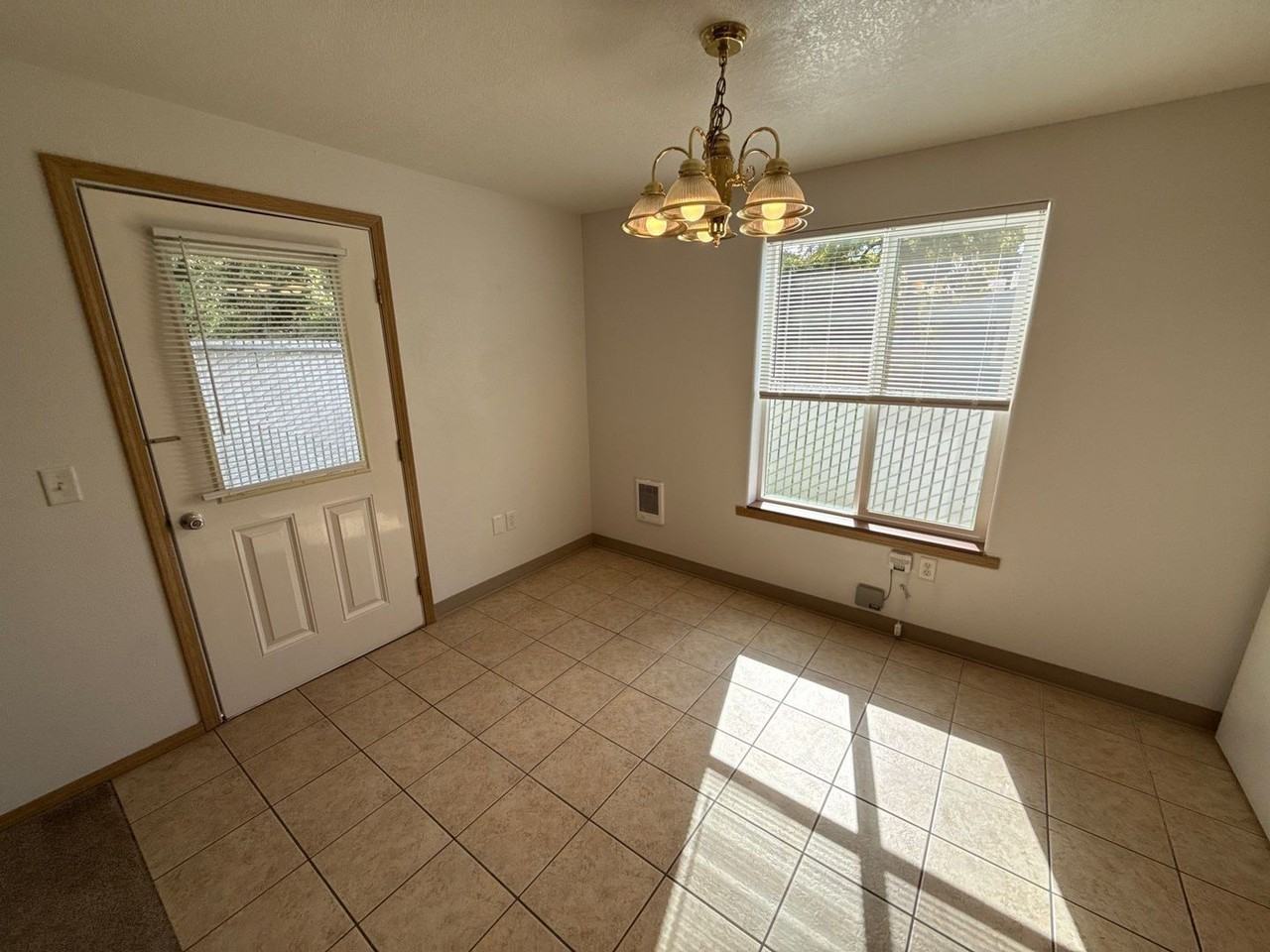 140 College St N - Photo 5 of 18