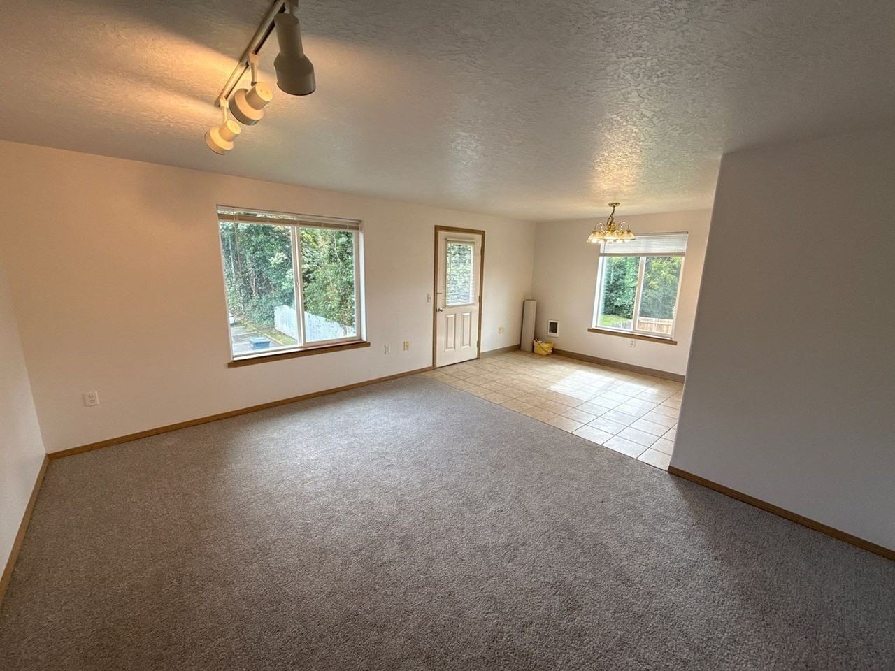 144 College St N - Photo 2 of 18