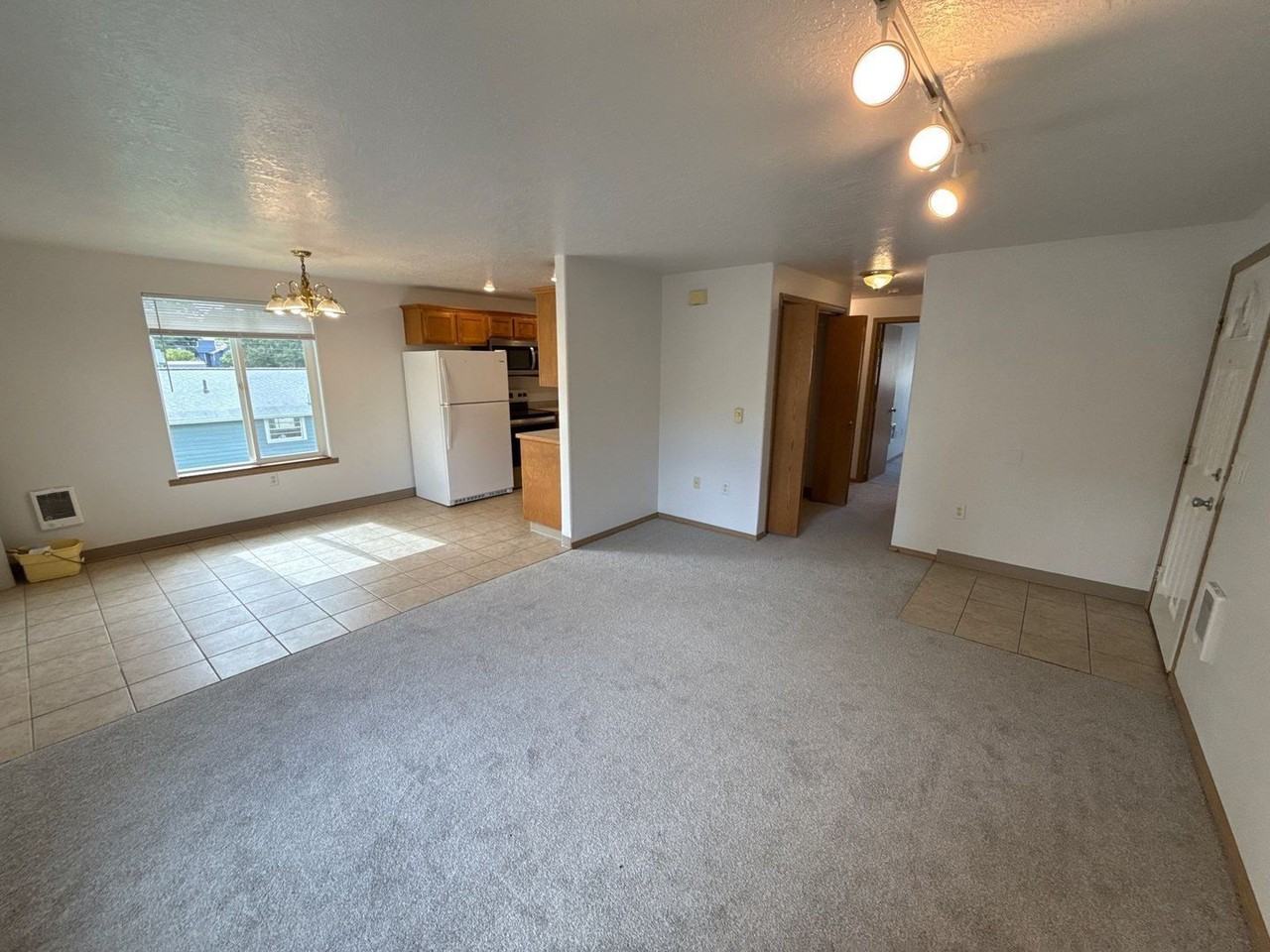 144 College St N - Photo 3 of 18
