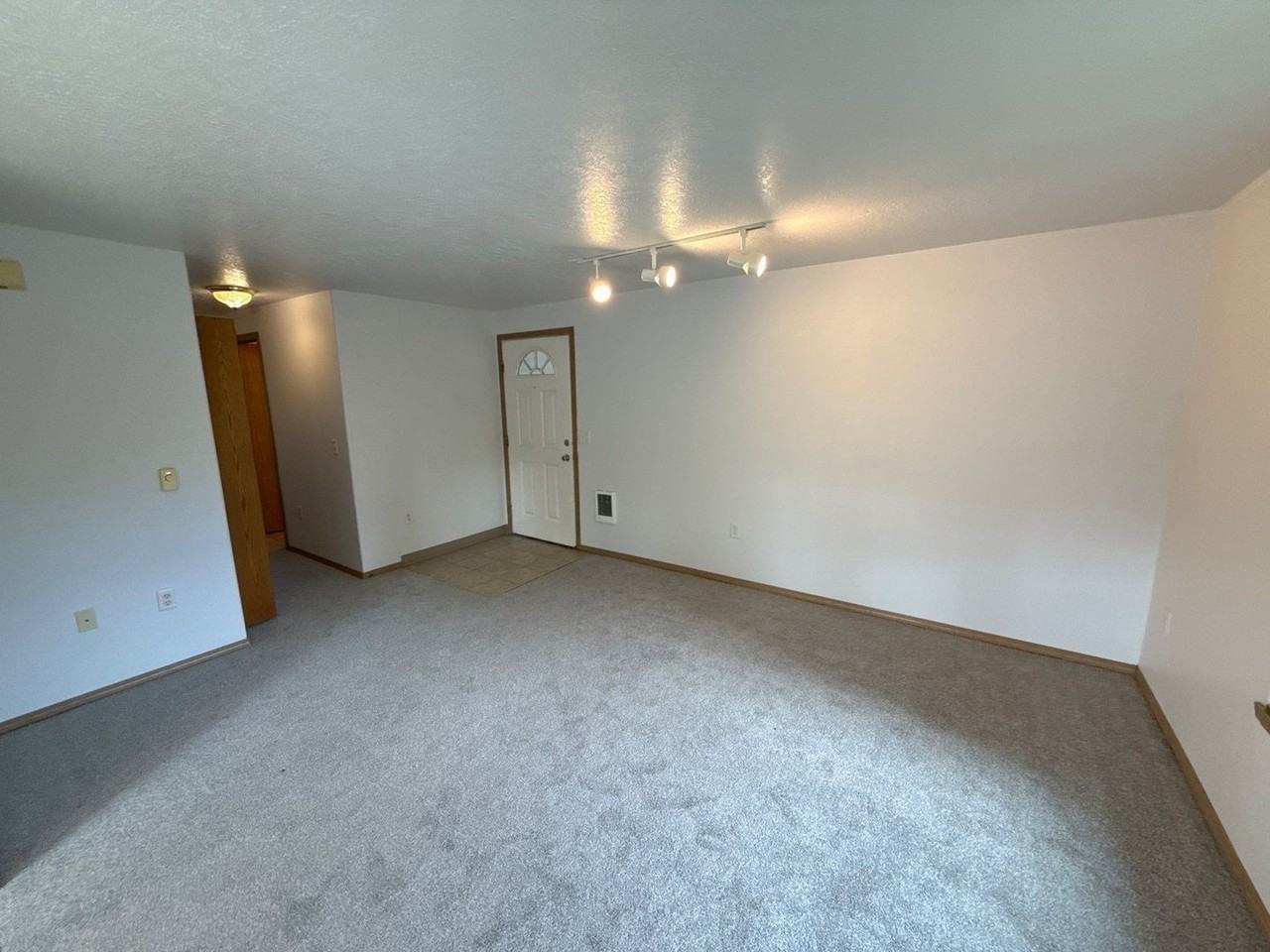 144 College St N - Photo 4 of 18