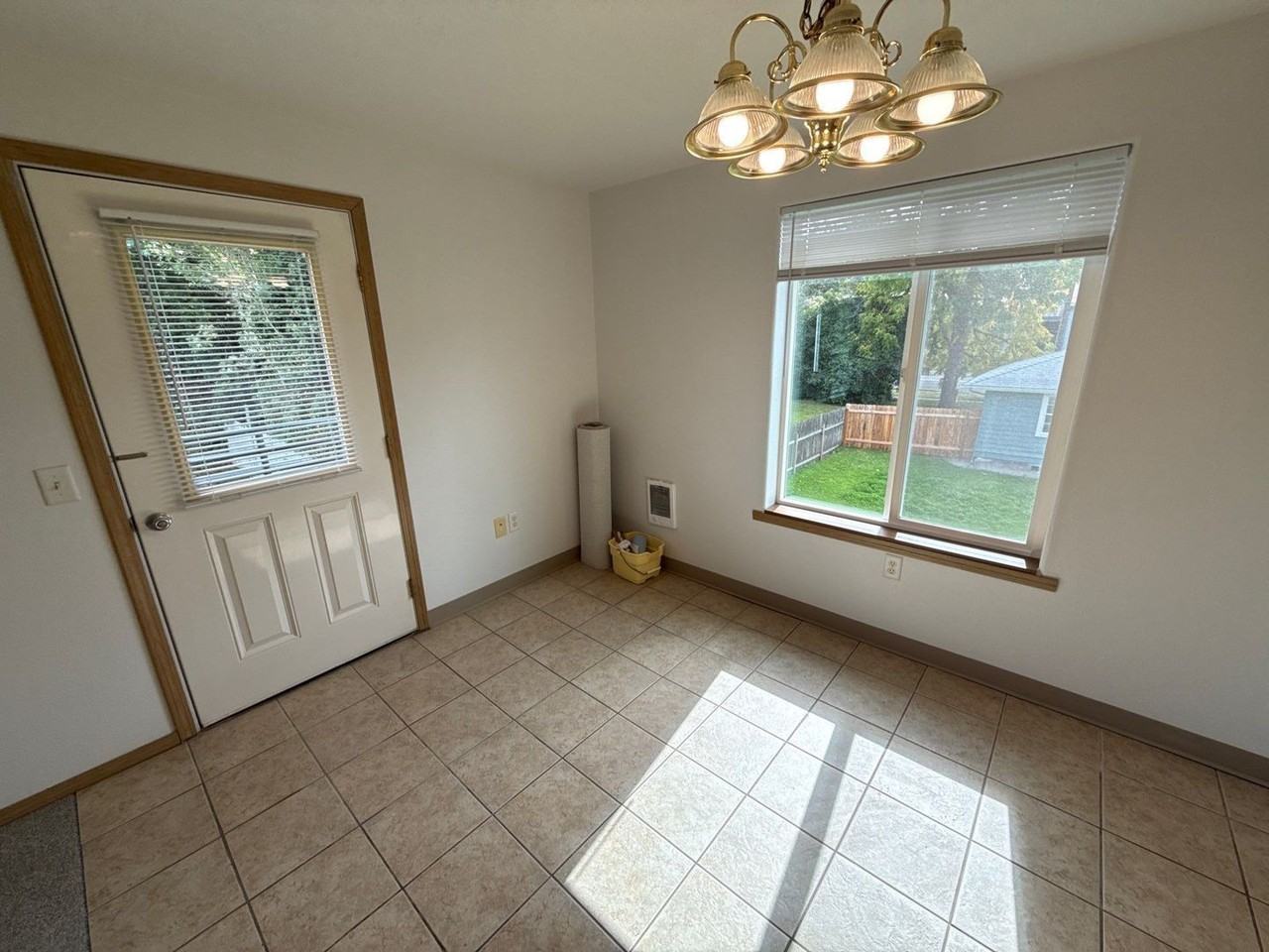 144 College St N - Photo 7 of 18