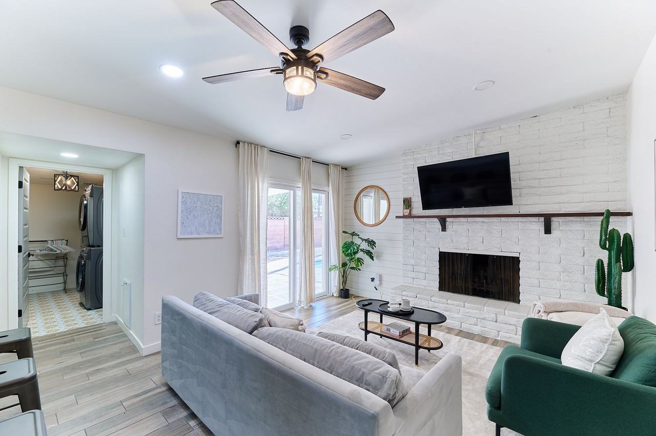 1249 E Bishop Dr - Photo 3 of 31