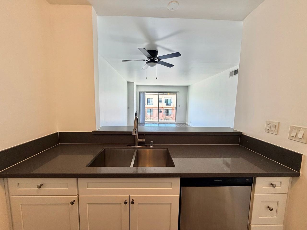 12325 Chandler Blvd - Photo 4 of 29