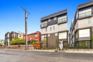 featured image of 2324 Franklin Ave E