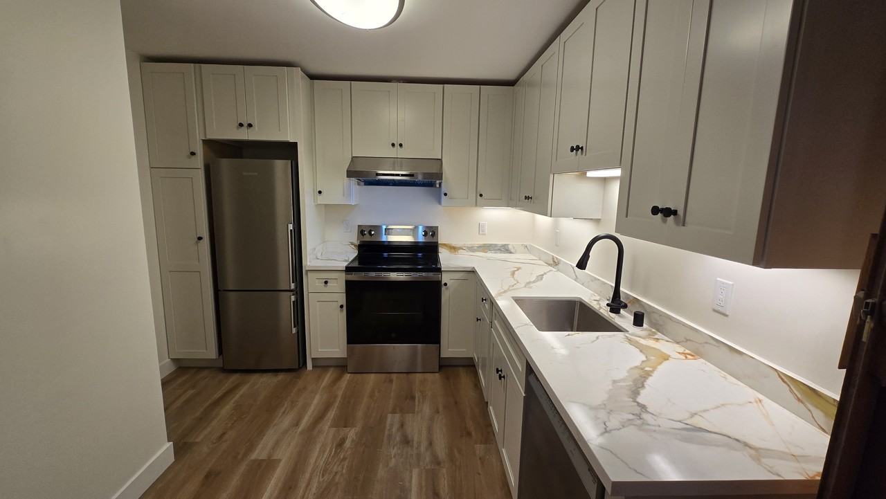 172 Locksley Ave #3 - Photo 3 of 9