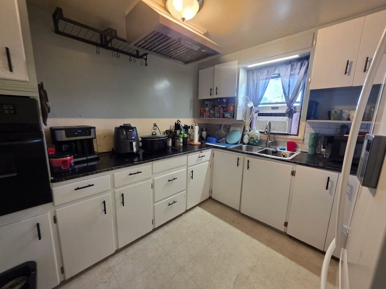 677 Russell St - Photo 4 of 12