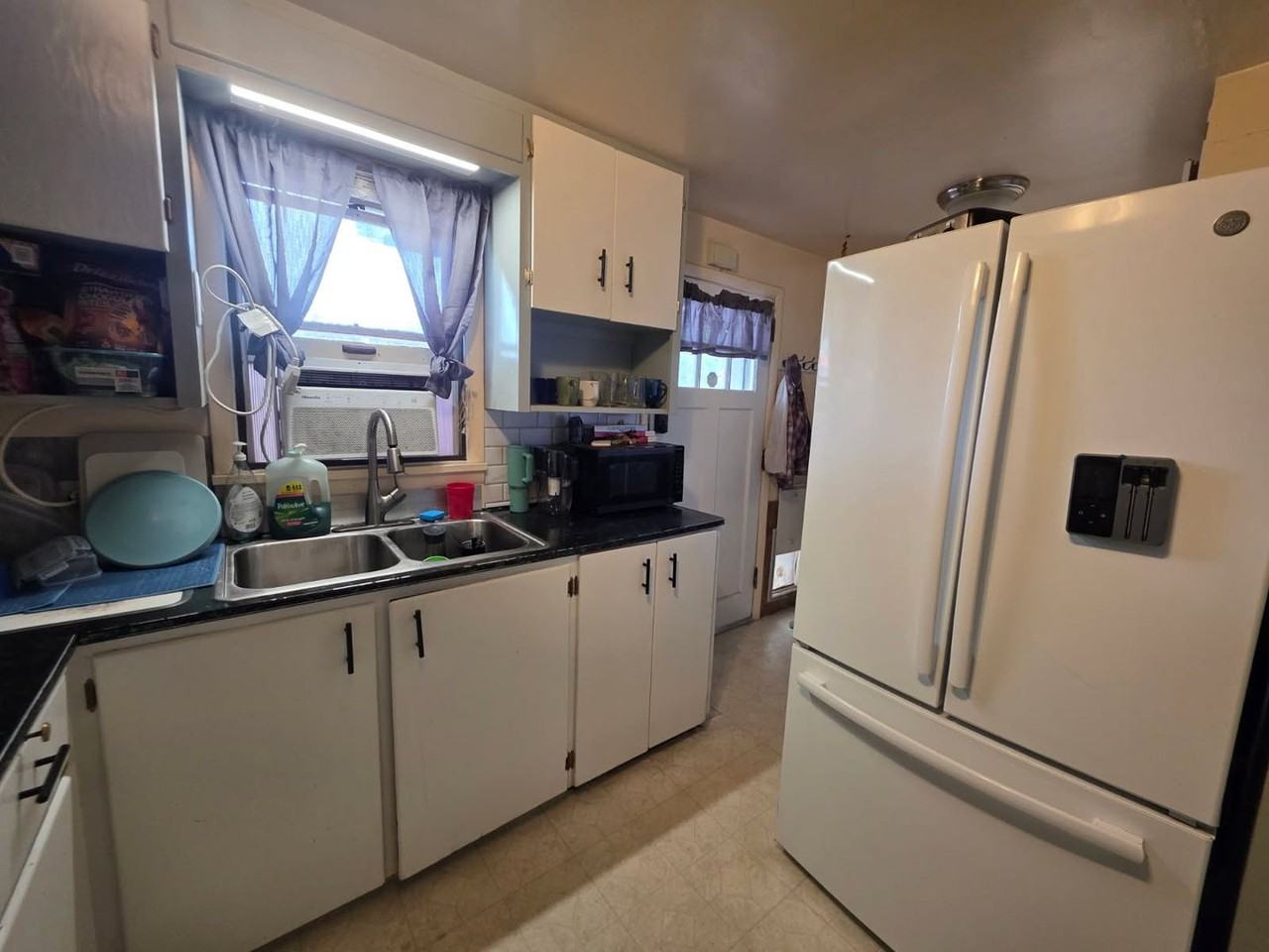 677 Russell St - Photo 6 of 12