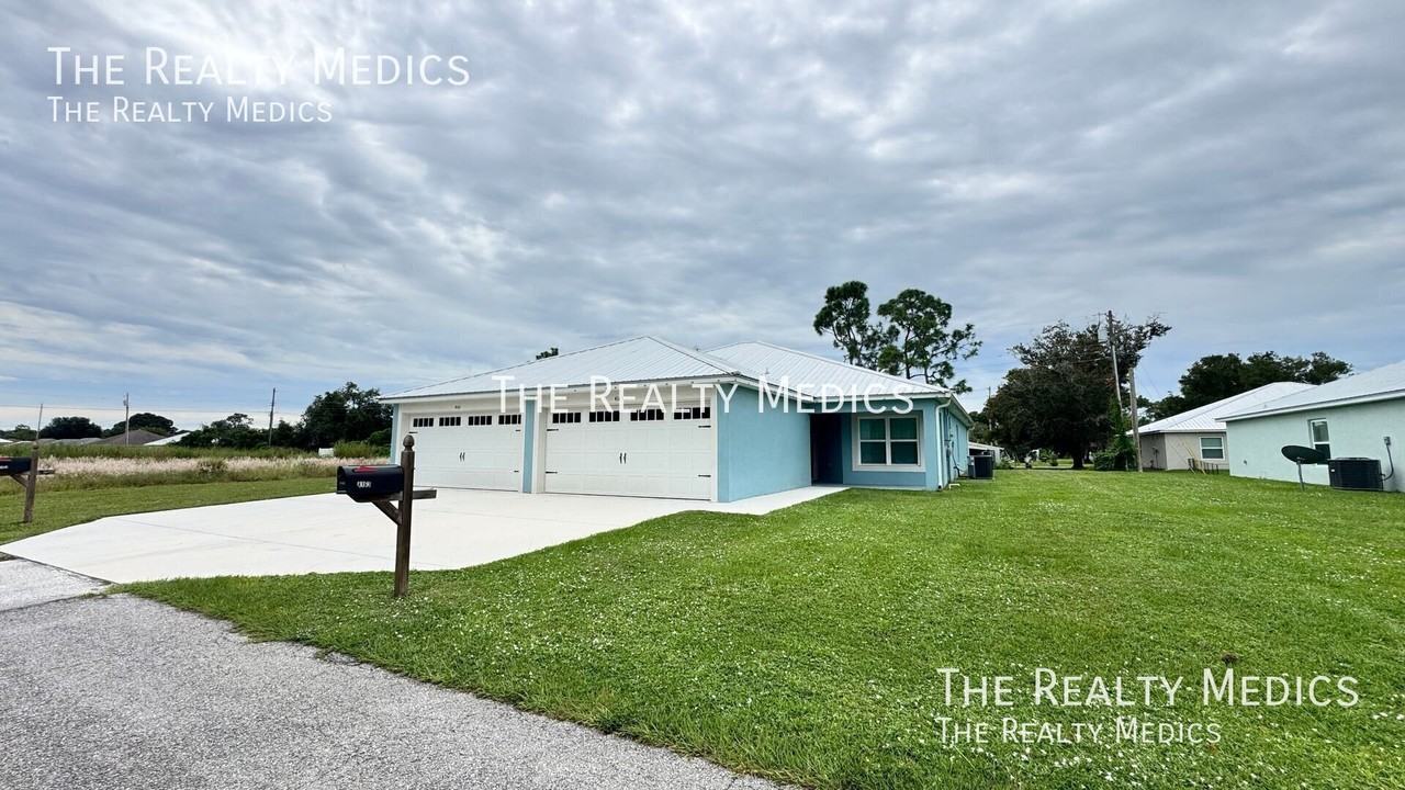 4163 Hammock Rd - Photo 2 of 32
