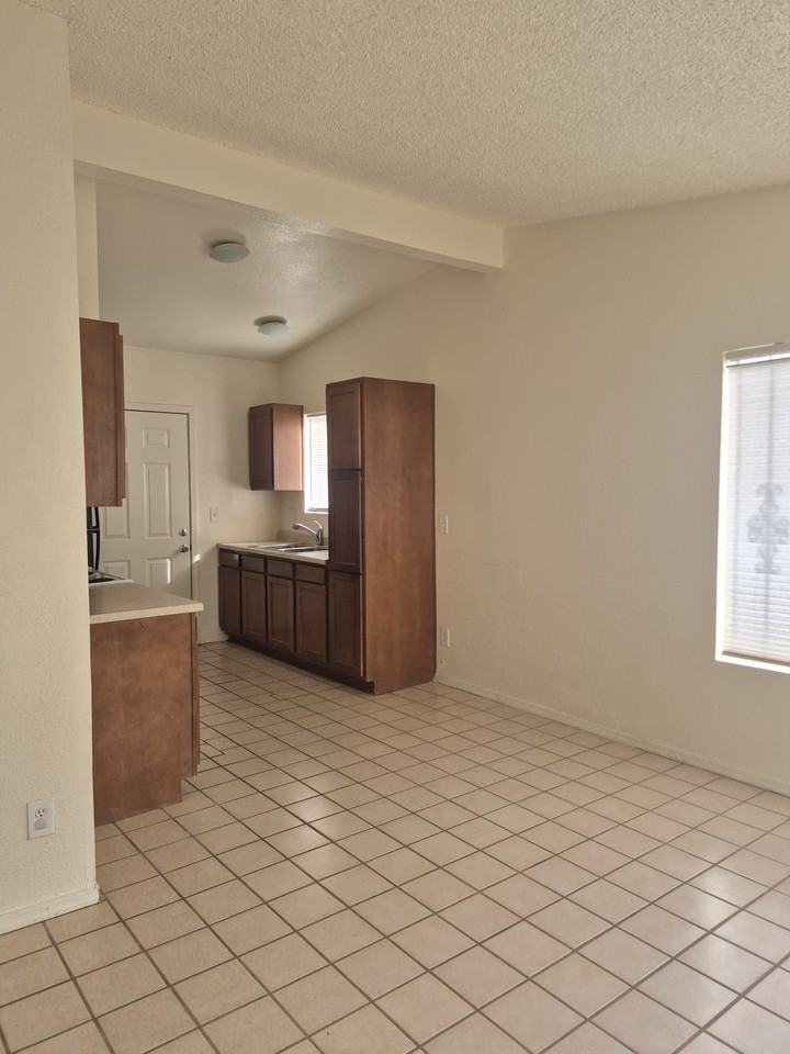 757 West 41st Street - Photo 5 of 10