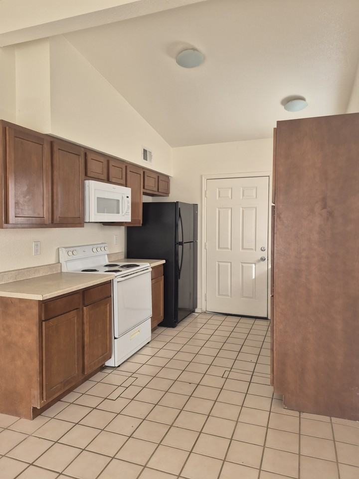 757 West 41st Street - Photo 3 of 10