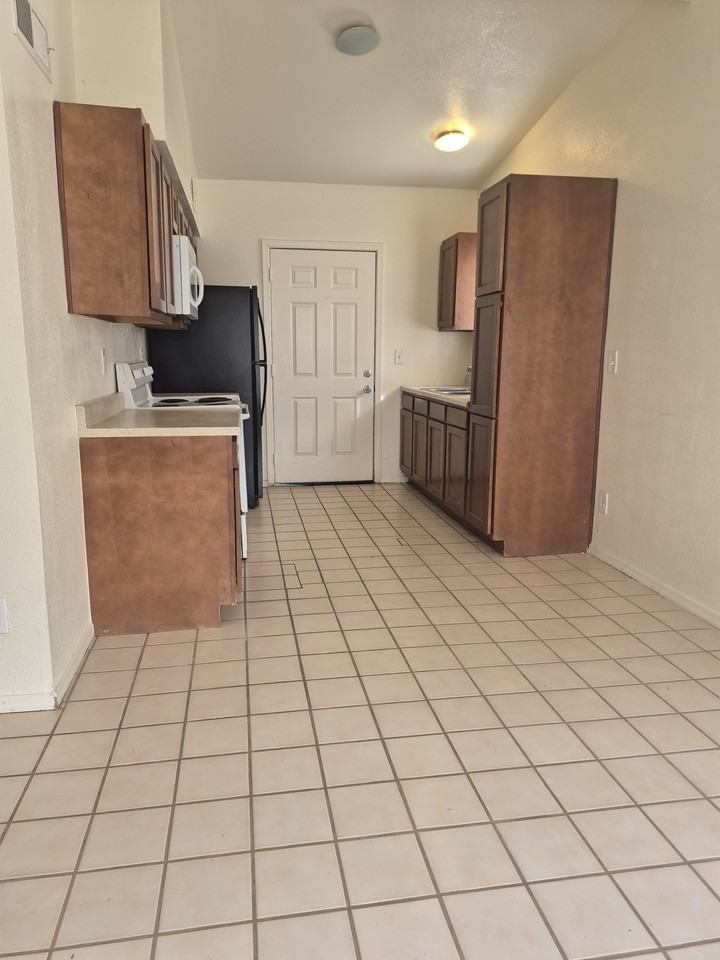 757 West 41st Street - Photo 4 of 10